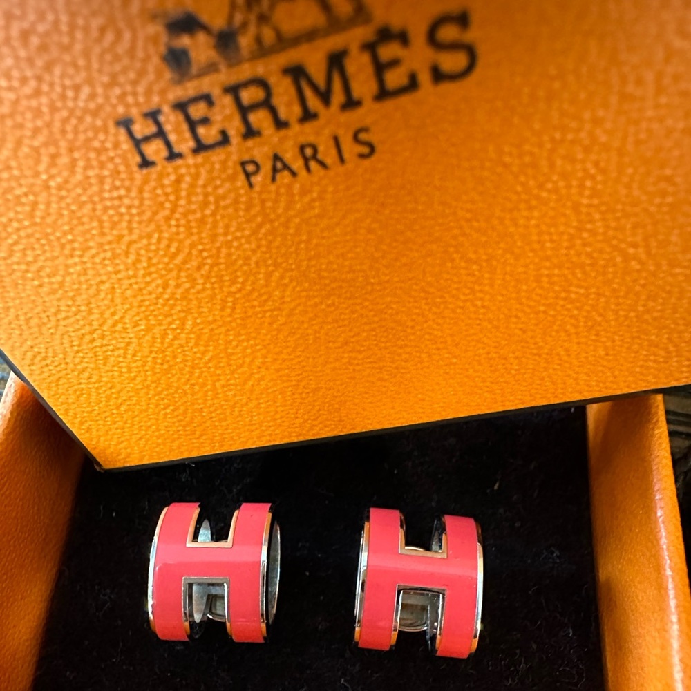 Hermes earrings-Orange Pop H HERMES
New with Box
